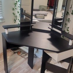 Black & White Vanity 