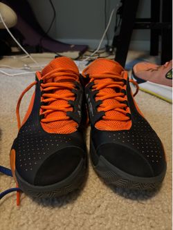 Don issue men’s size 11 basketball shoes, worn