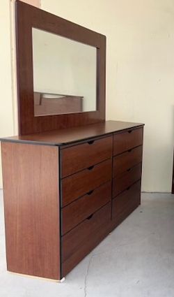 Eight Drawers Dresser With Mirror 