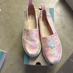 Tom’s Kids Size 4