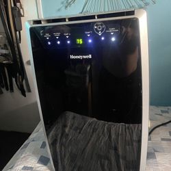 HONEYWELL 11,000 BTU Portable Air Conditions  Dehumidifier, And Fan. MN1CFs8