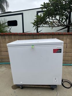 Frigidaire Freezer Chest ( LIKE NEW)