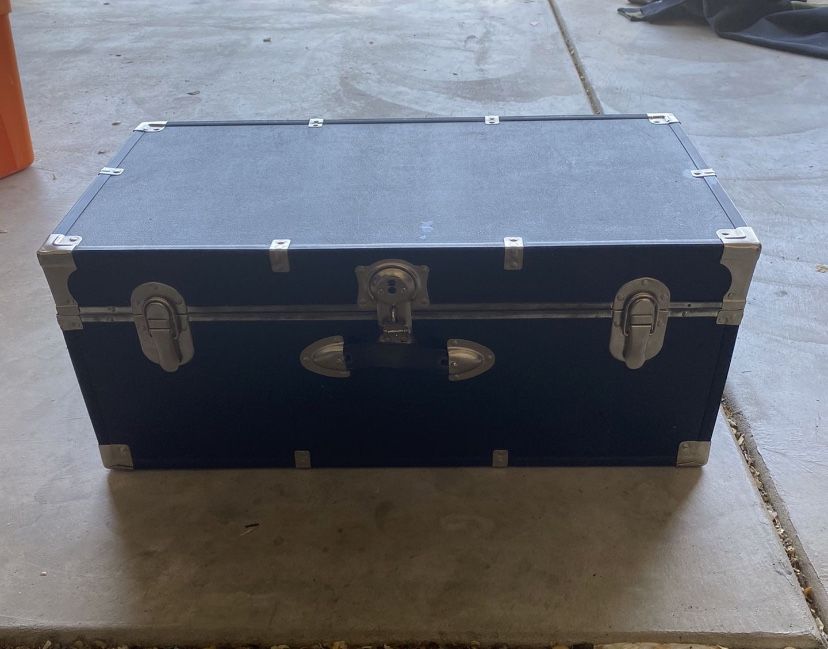 STORAGE TRUNK W/LOCK