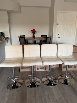 Set of 4 White Tufted Bar Stools