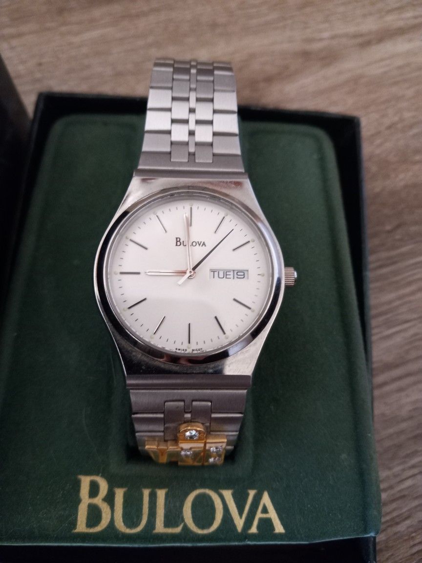 Bulova Rare Vintage Men’s Watch Silver Dial Day SS Walco Ann Gold 4 Diamonds
Walco International 20 year anniversary real gold and 4 diamonds emblem