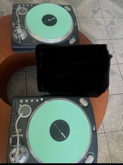 2 - Digital Numark TTX Turntables / SL2 Box/Serato vinyls