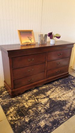 NICE DRESSER