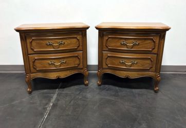 Vintage French provincial Thomasville stands