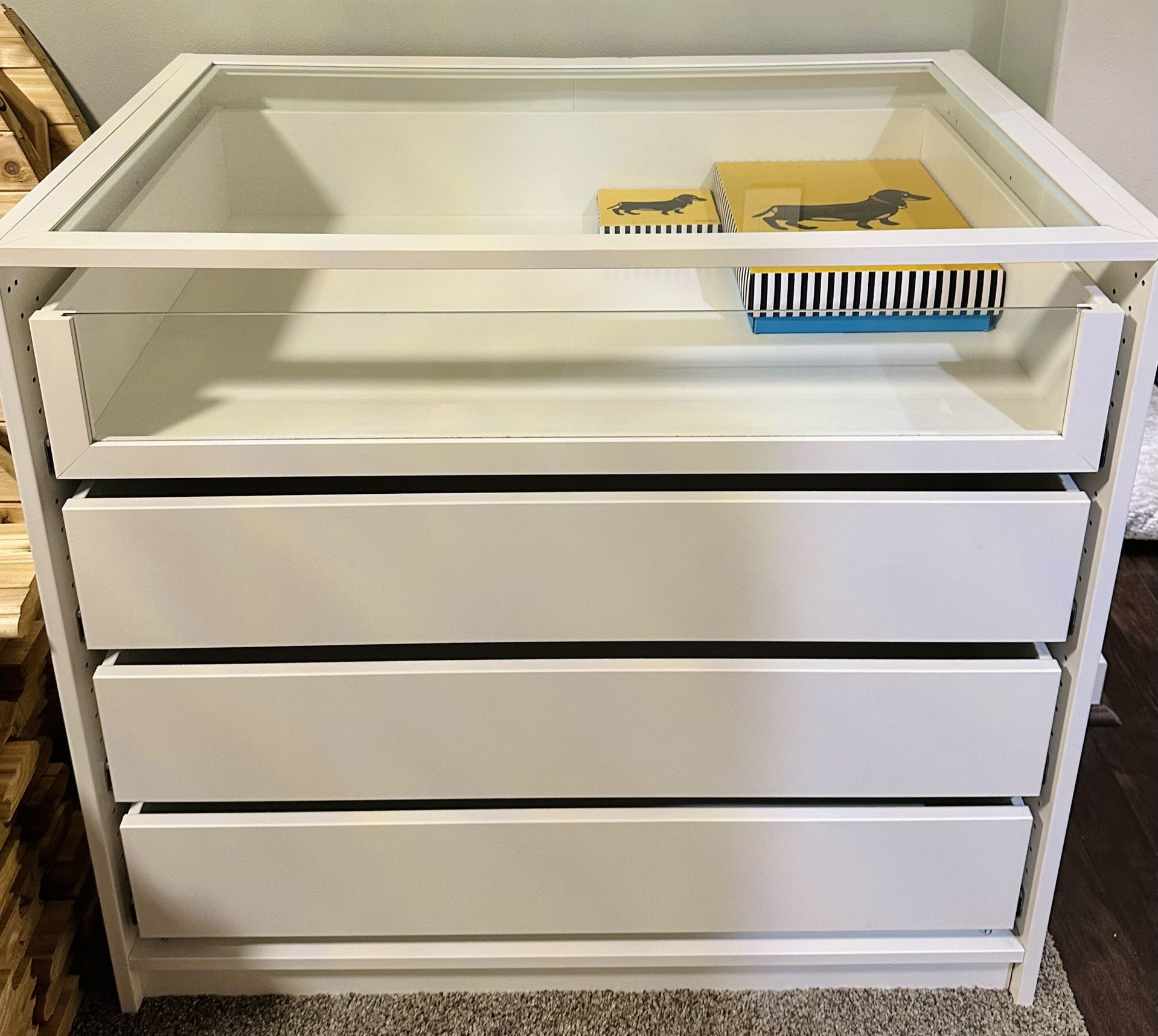 Wardrobe with glass top