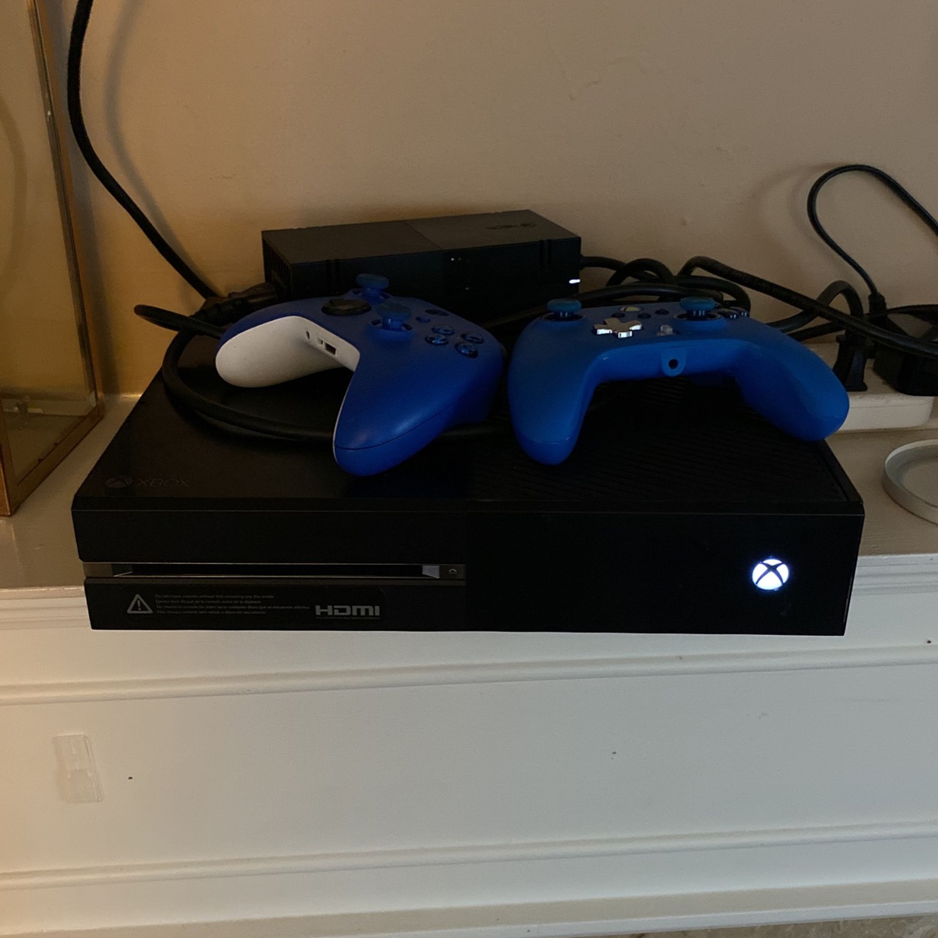 Xbox One With 2 Controllers 