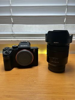 Sony Alpha a7R II + Zeiss FE 24-70mm f4 Lens