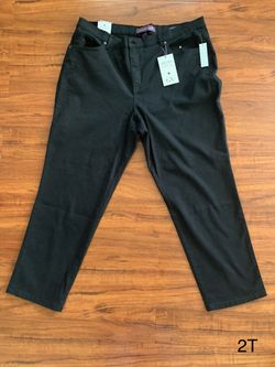 This Gloria Vanderbilt Women's Amanda Classic High Rise Tapered Slimming Jean in size 20 Plus and color Black is a must-have for any wardrobe. The je