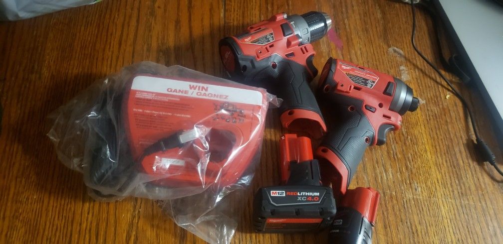 Milwaukee m12 Hammer Drill/ Impact Combo