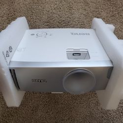 WALL PROJECTOR (LIKE NEW)