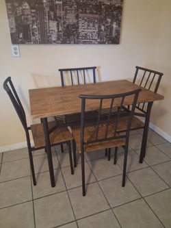 SMALL RUSTIC BROWN WOOD DINING TABLE 🪑