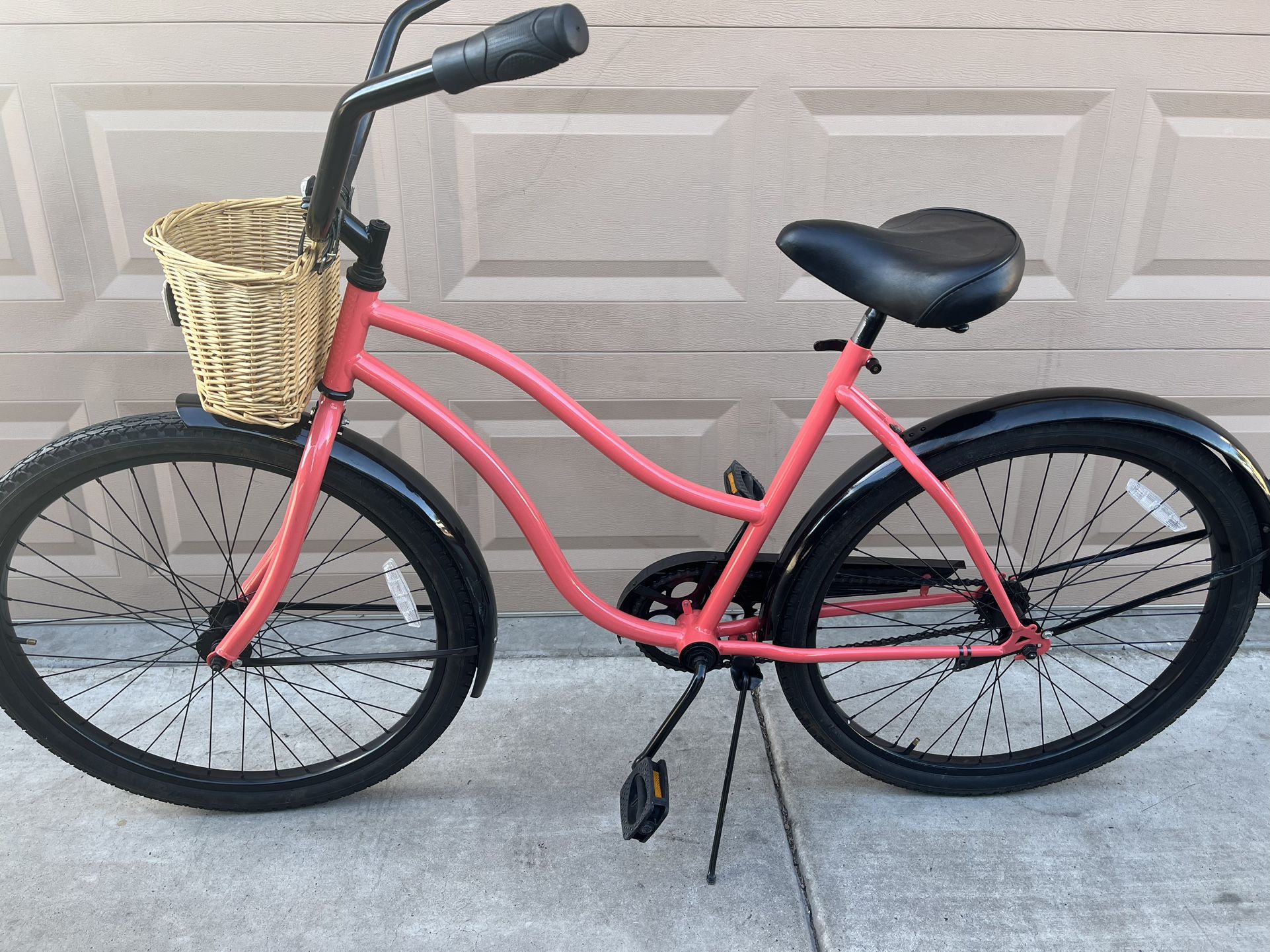 SCHWINN WOMENS BEACH CRUISER BIKE. (L) 26"x2.35. single Speed. EXCELLLENT CONDITION WITH FRESHLY TUNE UP ππΌ