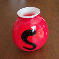 Vintage Tango Glass Vase Red White Cased Art Glass Black Swirl Hand 
Blown 9". Pre-owned, very good shape, no chips or cracks, display item.
The base 
