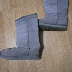 Lady's Uggs Sz 6