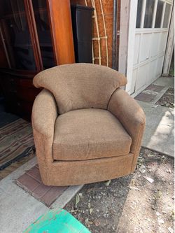 BEAUTIFUL BROWN SWIVEL CHAIR