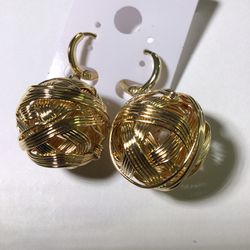 round earrings in 14k gold plated
