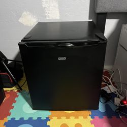 Mini refrigerator with freezer