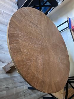 Round dinning table