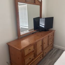 Bedroom set. Full Dresser W/ Mirror, 2 Bedside Tables