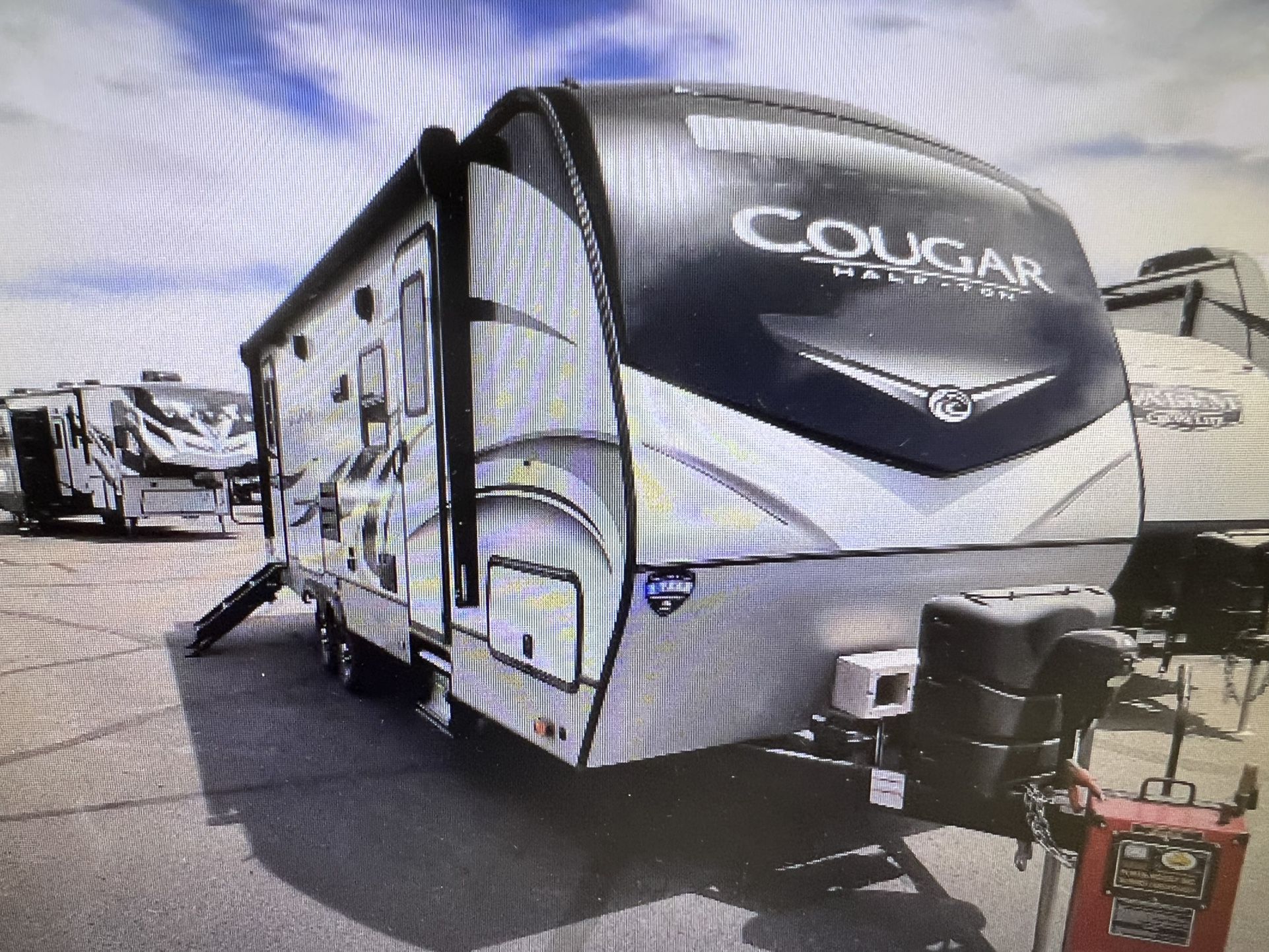 2020 COUGAR 26 Ft Rearbath Travel Trailer