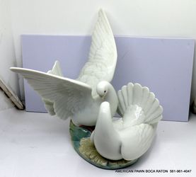 “Love Nest” Lladro Porcelain 2 Doves Figurine 6291  excellent condition. No box 