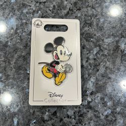 Trading Pin Disney Parks Tourist Mickey Mouse With Camera Trading Pin.  Brand new on original card.  Smoke free home 