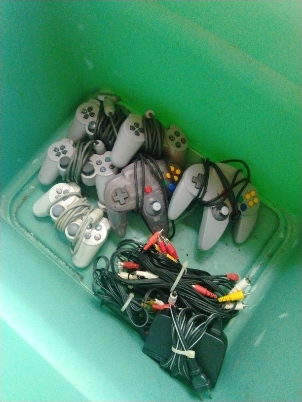 4 PlayStation one controllers / 2 Nintendo controllers