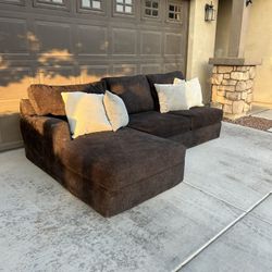 Beautiful Couch (Like New)