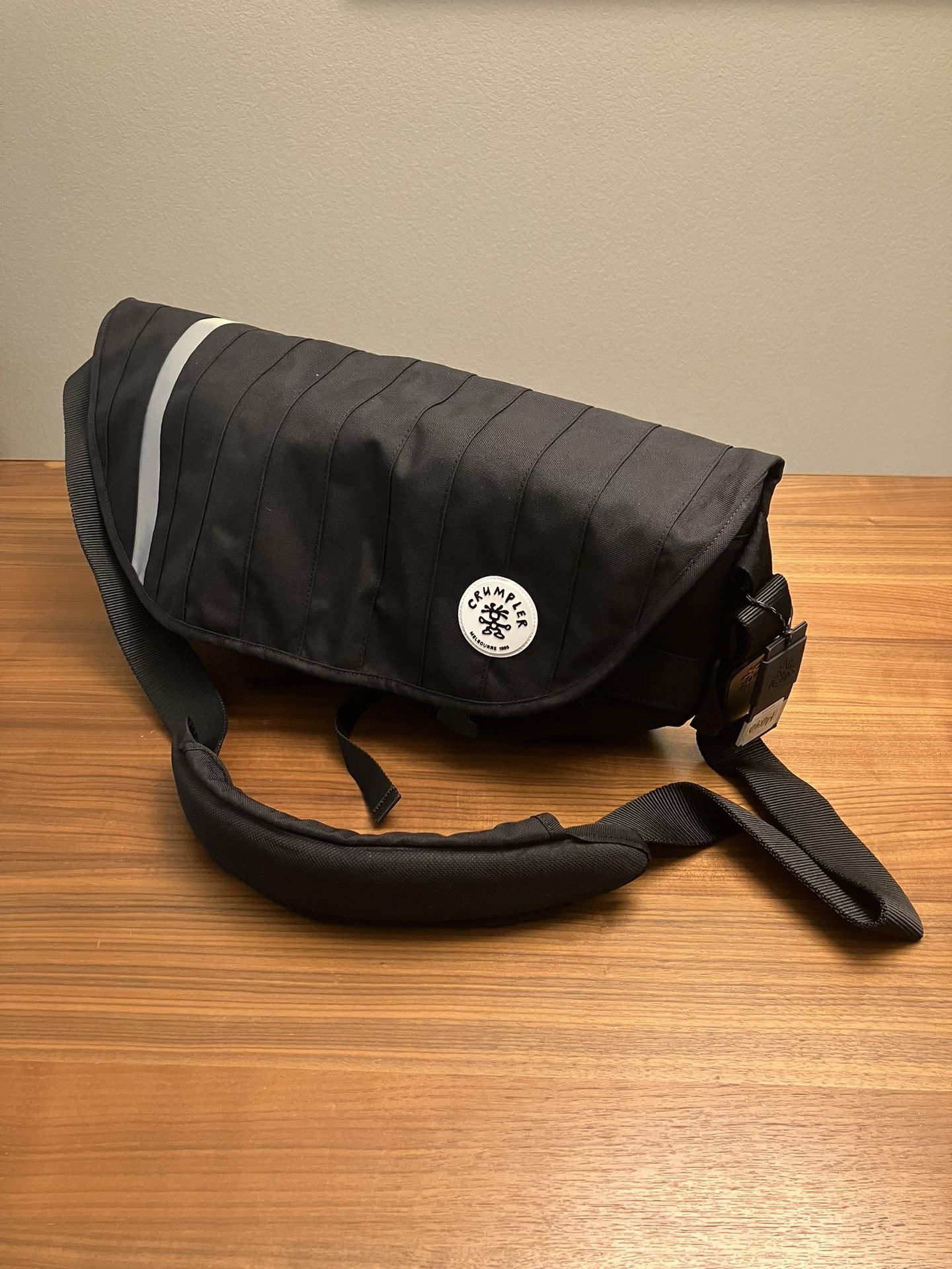 Crumpler The Barney Rustle Blanket Messenger Photo Video Bag, Large, Jet Black