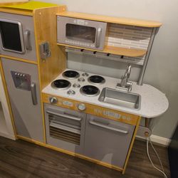 Play Kitchen (Clean and tons of freebies)