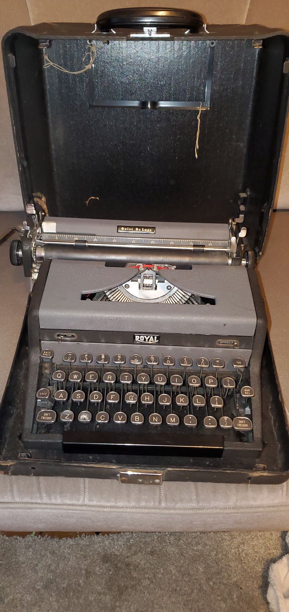 1948 Royal Quiet De Luxe (Vintage antique typewriter)