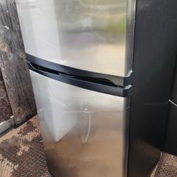 Precioso Refrigerador Whirlpool Tiene Maquina Para Hacer Hielo Listo Para Usar Super Limpio Lo Tengo Conectado $200