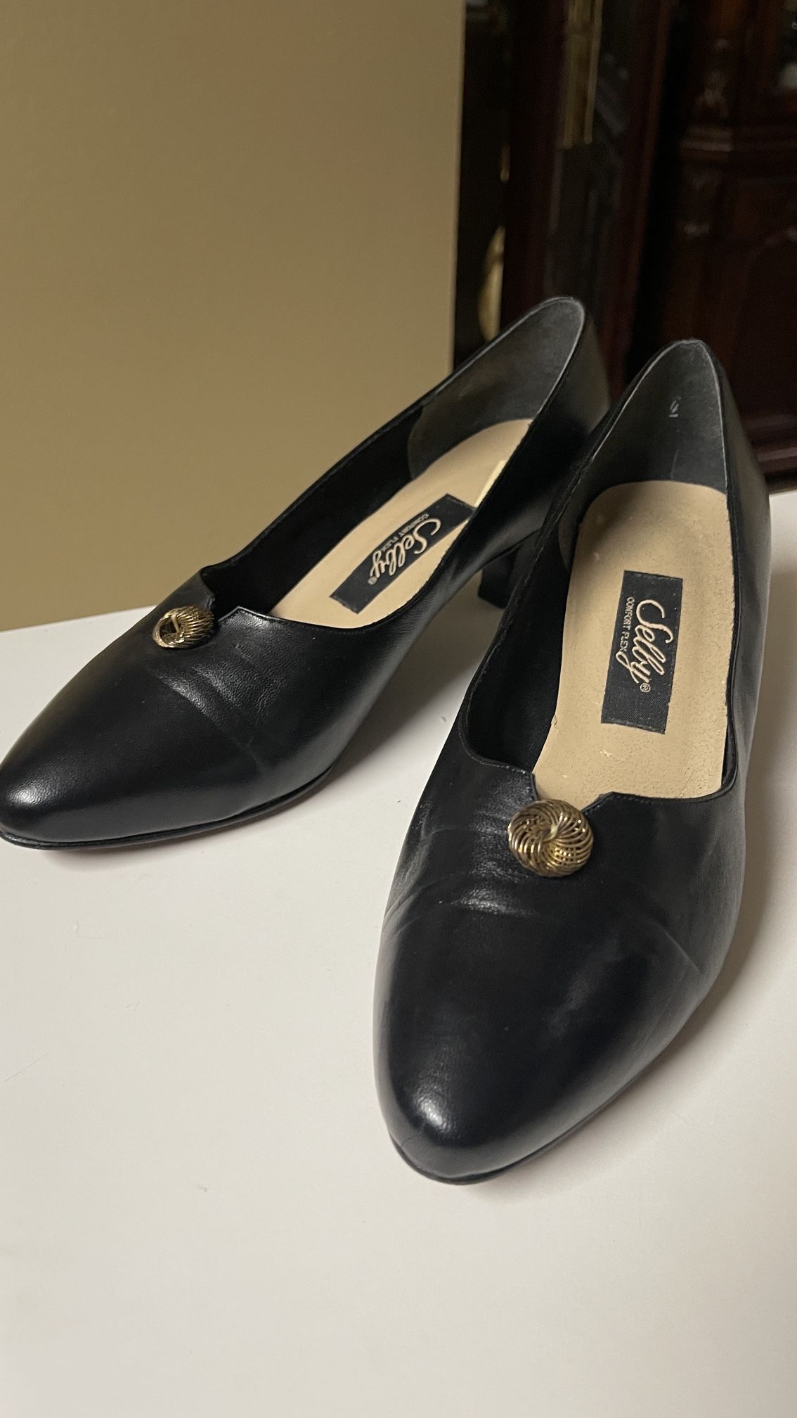 Selby Women’s 2” Heel Black Leather Shoes With Gold Adornment Size 9.5