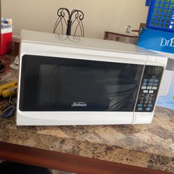 Sunbeam Microwave  **available for pickup Saturday Or Sunday**