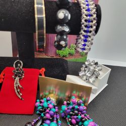 LOT VINTAGE JEWELRY, 6 ITEMS, STATEMENT STYLE.
