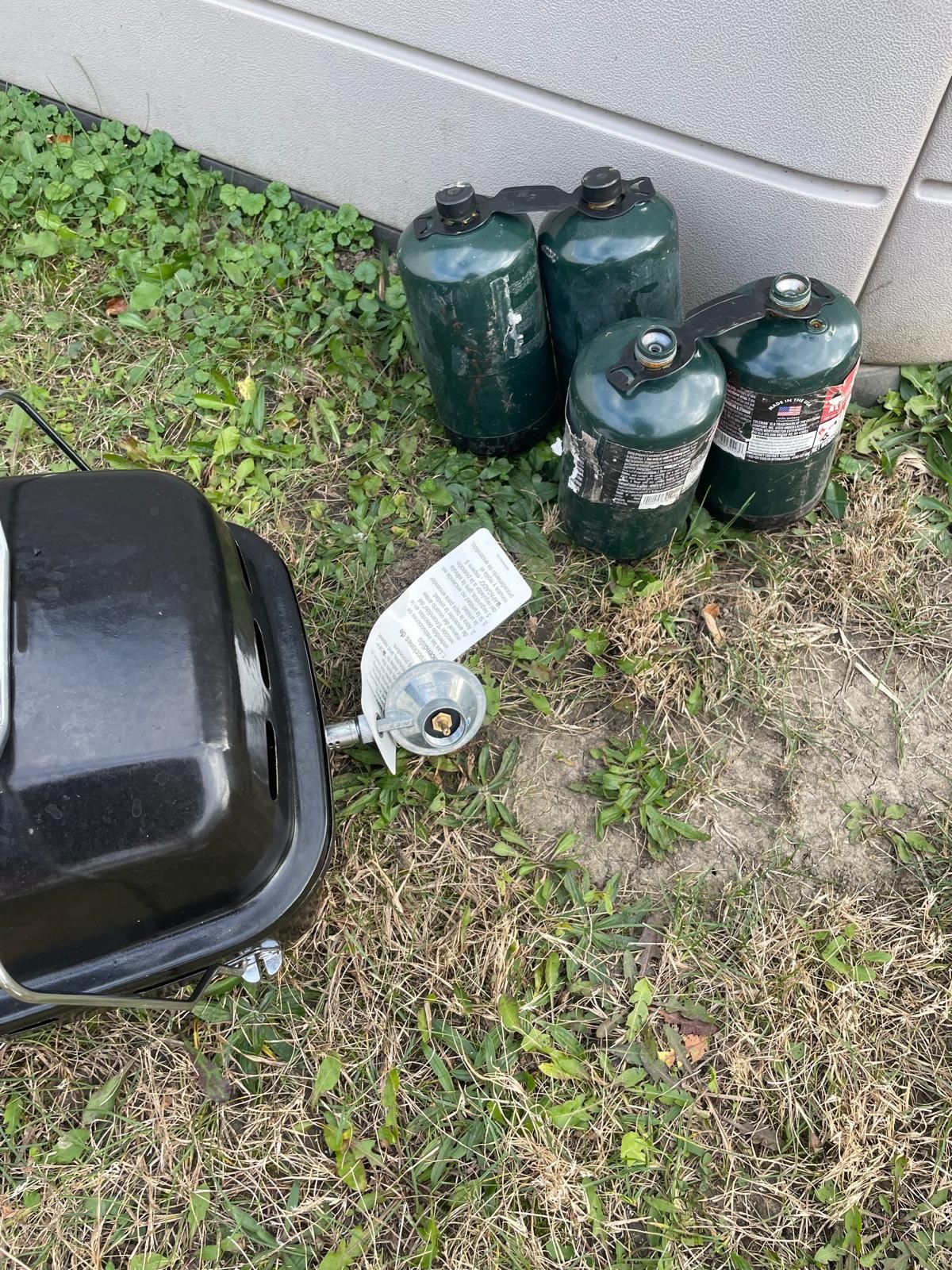 Portable Camping BBQ gas grill With 4 New Propane Tanks