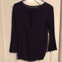 Maternity shirt Flared 3/4 length sleeves, keyhole tie in front. Size S