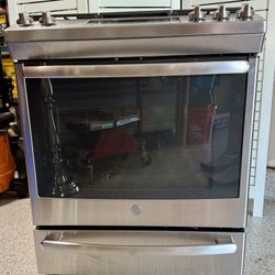 Like NEW - GE Stainless Steel Stove - 4 Burner And Griddle. 