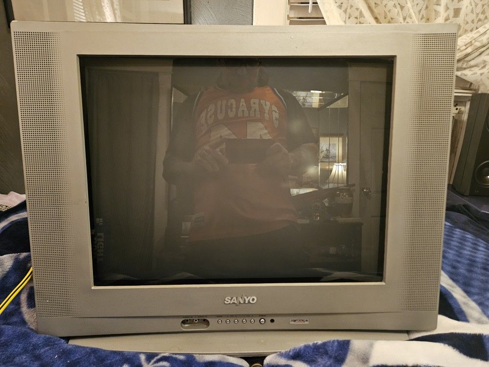 SANYO CRT Retro Gaming Flat Screen TV 24inch