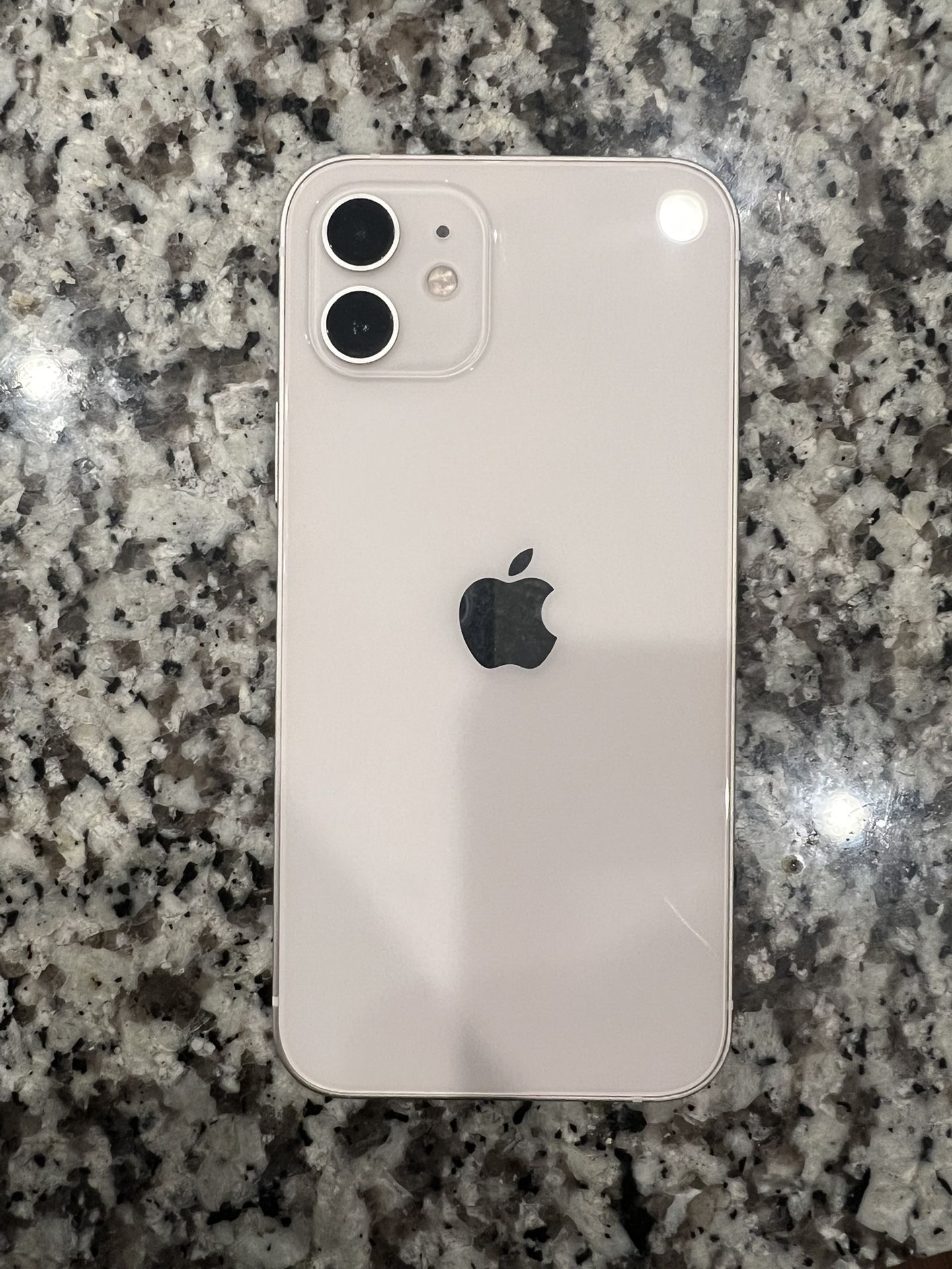 Iphone 12 - white