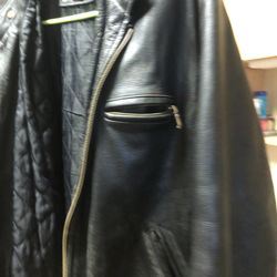 Men’s leather jacket no issues overall in great shape.