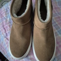 UGG  UNISEX SIZE 9 NEW ORIGINAL PRICE $140