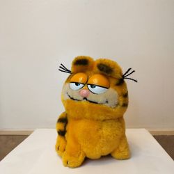 Vintage 1981 Dakin Garfield Plush Sitting Fat Cat - Made in USA - RARE