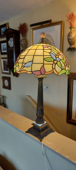 Stained glass shade table lamp, 30" hight 18" wide