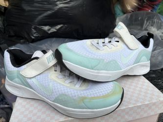 Girls tennis shoes