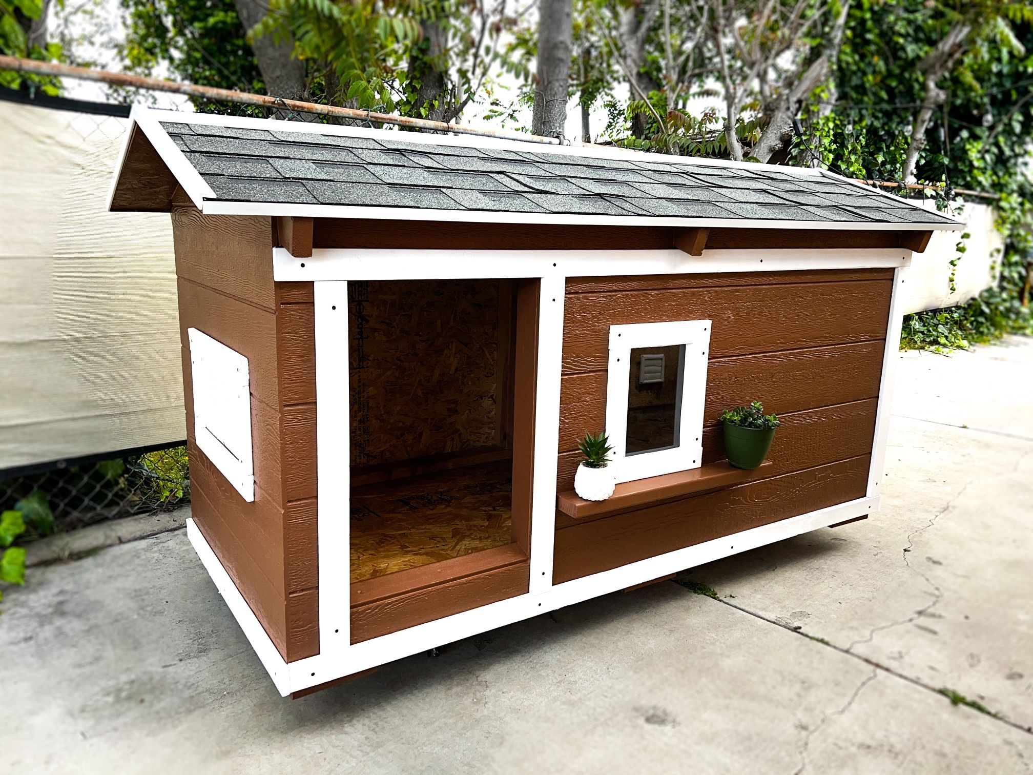 LARGE DOG HOUSE / PET HOME